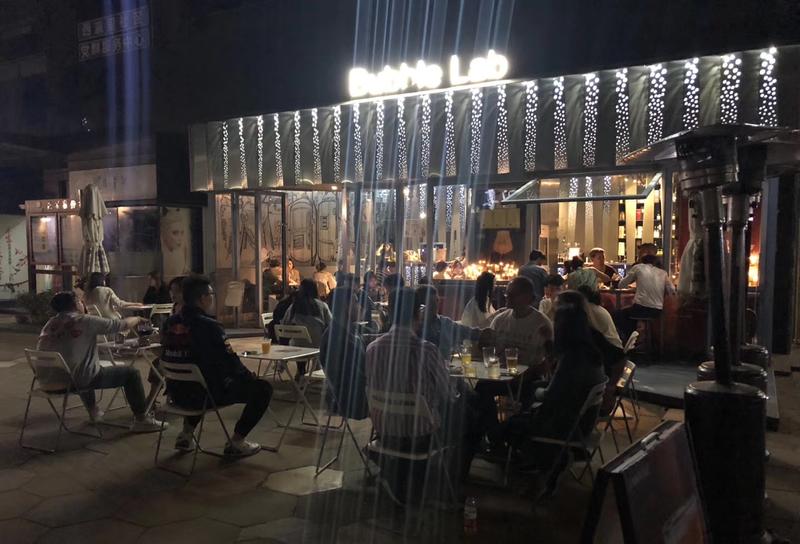 不知道大家熟悉不熟悉精酿啤酒这个小众生意，我合伙人的妹妹在常州开了一个生意非常好，利润也很高，现在已