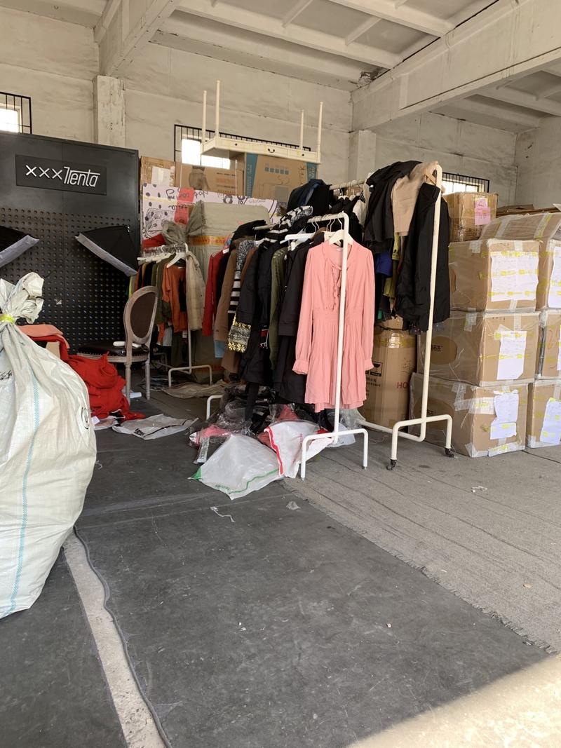 手里有一批库存女装，大概有上万件，品牌主要是红袖，库存时间在5年以上，（北方干燥，库存多年没有发霉泡