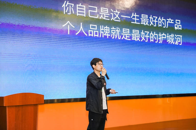 读刘飞《产品经理 从入门到精通》
按照自己的理解，提炼一些给产品小白的建议。
不要抱着“现在互联网