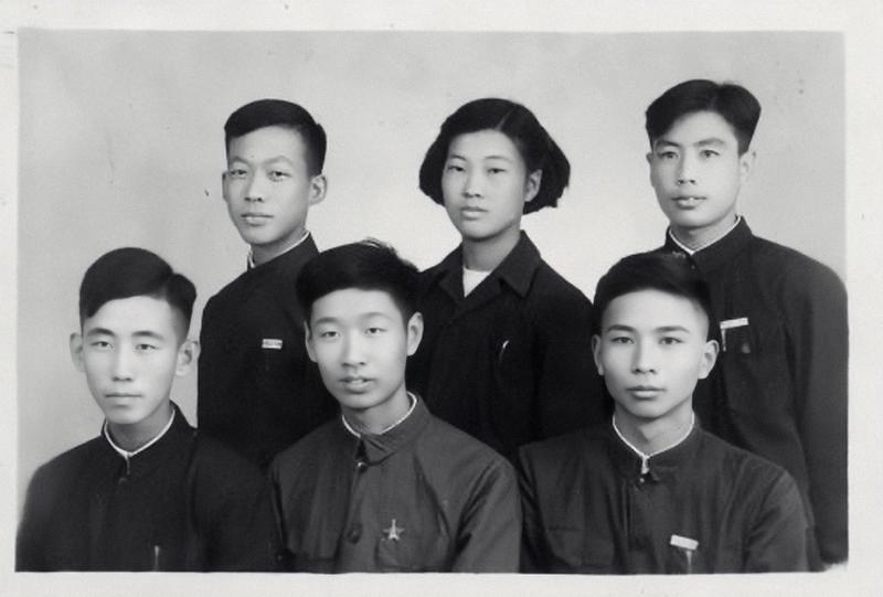 老照片修复
看完亦仁大佬的帖子后就去抖音看了看相关的视频，刷了一圈也得到了一些信息。
老照片修复