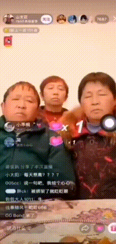 转自秋叶大叔。
抖音上三个大妈的直播火了，说谁能让她们三个大妈笑就算大妈输了。
结果一夜打赏超过