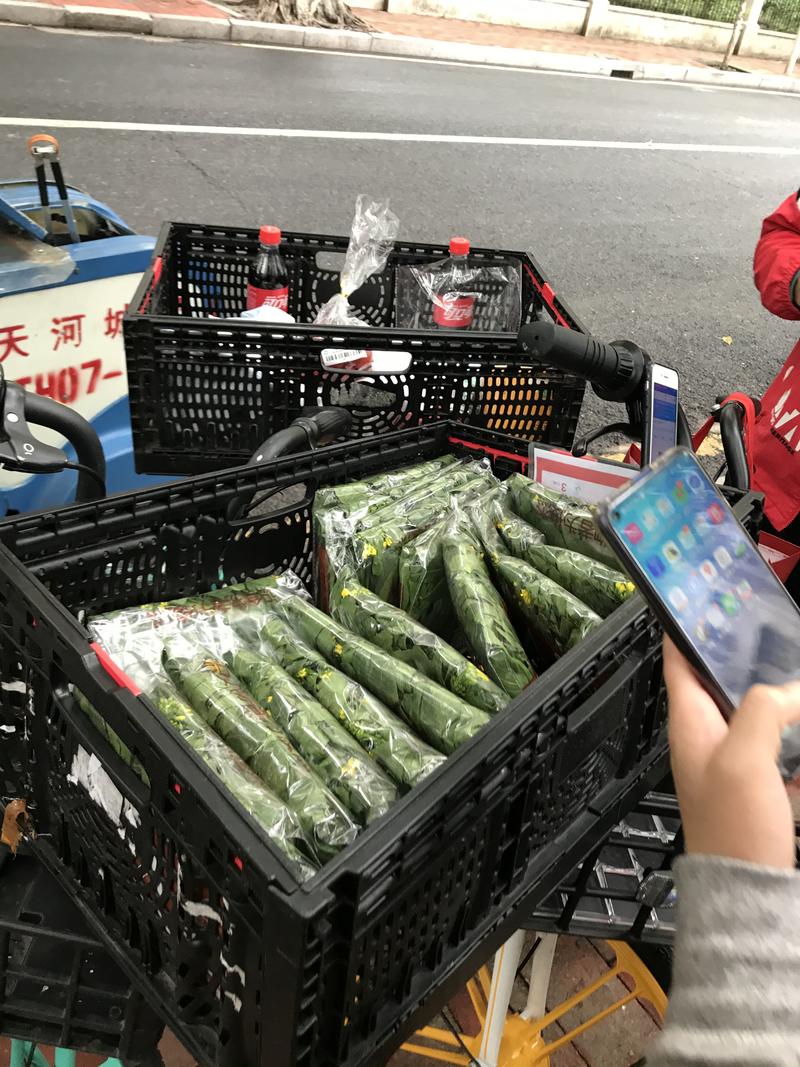 发生在身边的地推，河马生鲜，下载APP就可以送一份小青菜，也可以选择可乐或者是纸巾，成本估计三块钱以