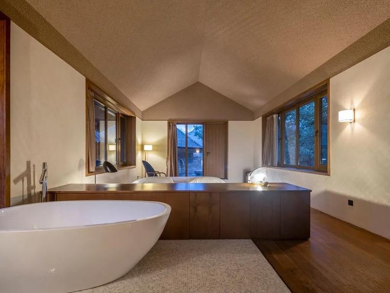 昨晚去长城脚下北沟村的三卅民宿以及瓦厂酒店拜访,三卅酒店原址是北沟废弃的煤气站,瓦厂酒店是古代琉璃瓦