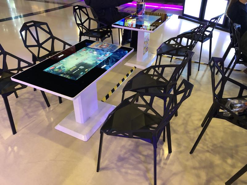 分享个点子，看电影的时候，发现类似线下口红机模式的桌子，如图所示，放置在电影院里，坐着的时候可以玩游
