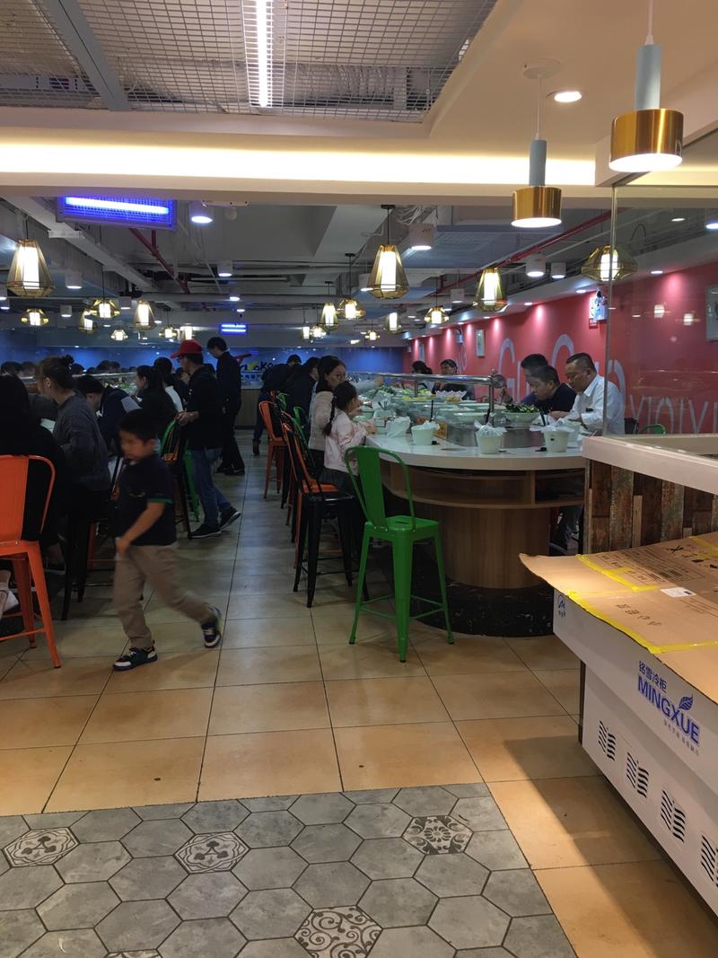 最近在住的附近吃了两次自助小火锅，中午39，晚上49，菜基本上1/3肉，2/3蔬菜水果，虽然有些看上