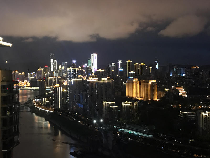 #认知获得财富#     
晚上从深圳飞重庆. 
飞机到了重庆上空， 突遇暴雨， 在渝中半岛附近