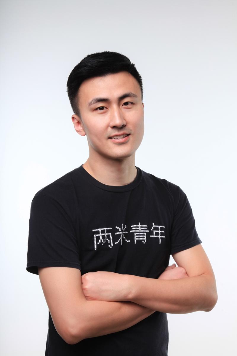 昨天的介绍太过简单，今天补充一下。😄我做的是视频自媒体“两米青年”，以简单粗暴的方式教大家做视频，发