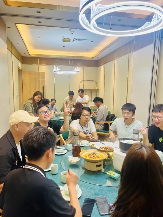 #第一次深圳线下组局之AI视频
​
​1⃣️第一次组局来了41个人，上周刚当嘉宾，感受到确实组局比当