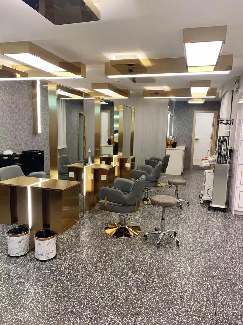 中田健身工作室的老板朱兴亮是奇人。
从所做的事业就看得出来——中田健身工作室是中国最大的健身工作室