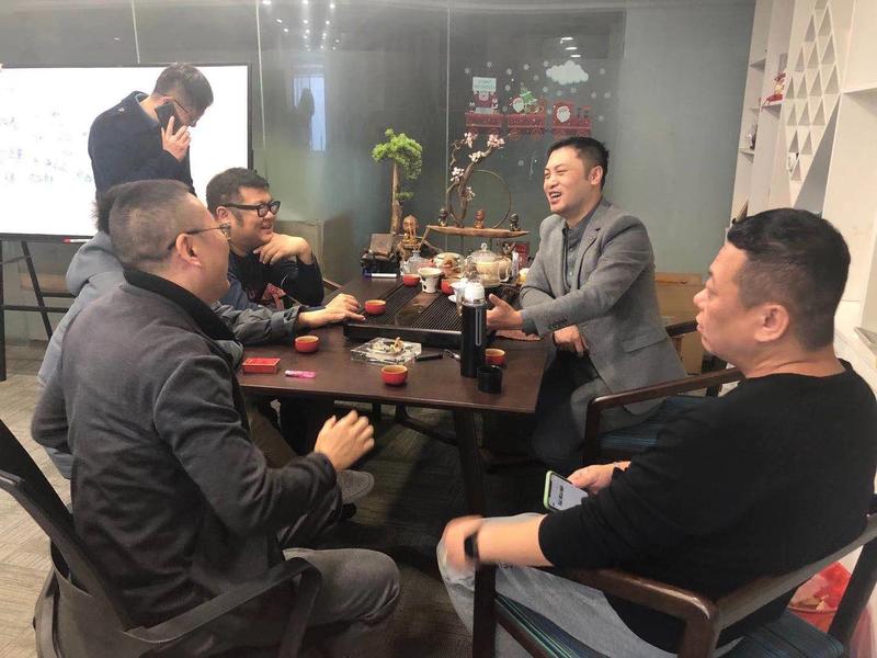 疫情下实体店亏损的情况下，他如何做到3千家店还赚钱的真相是什么？
各位星友们，大家好，我是飞教头，