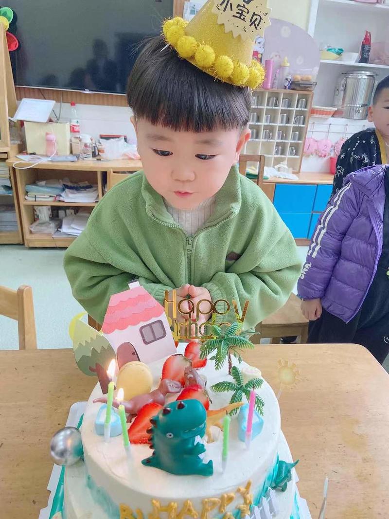 做本地私域私域思路分享：
蛋糕店与幼儿园老搞好关系 
故事起因：昨天愚人节，凑巧也是我儿子生日我。