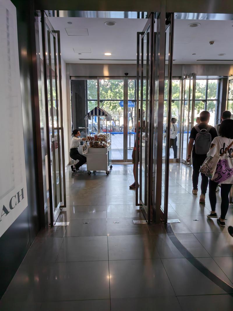 一张图说清营销4P的渠道和推广
前天在地铁门口，看到西直门凯德茂的泸溪河在地铁口摆摊卖点心。
泸溪