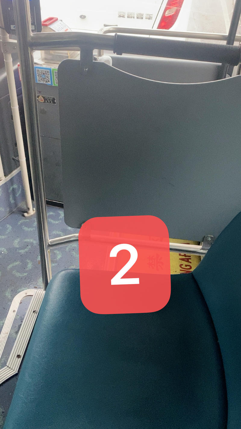 【好的服务是会让客户下意识的选择它】
早上公交，遇到一个很有趣的现象。
一位老人在缴费后选择座位，