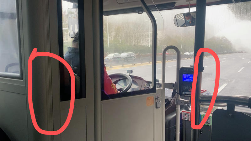 【好的服务是会让客户下意识的选择它】
早上公交，遇到一个很有趣的现象。
一位老人在缴费后选择座位，