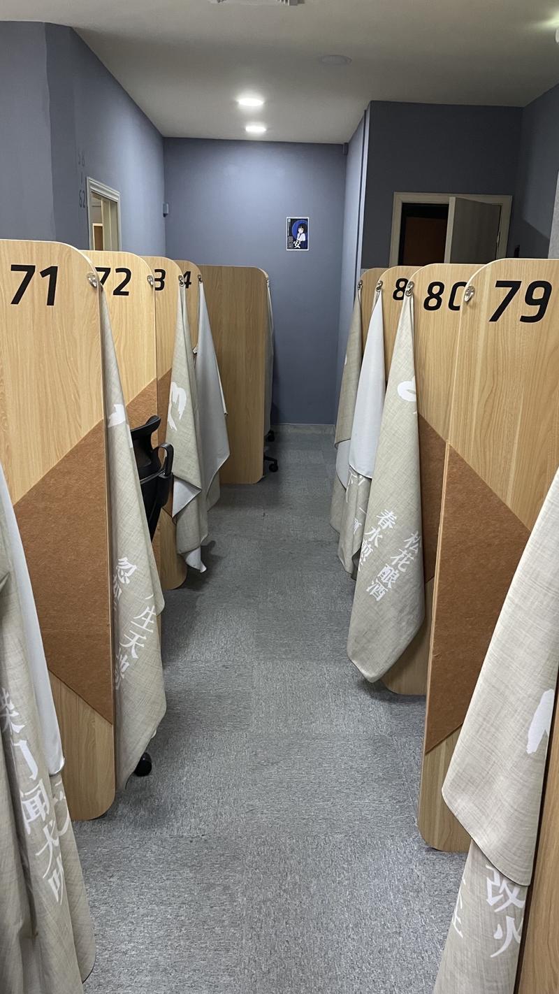 上周五去体验了一下付费自习室，分享一些信息和图片，希望对小航海的小伙伴有帮助
1、这边的月租金是六