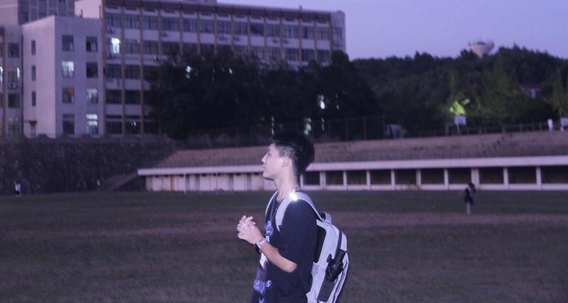 19岁，我赚了100万
大家好，我是高尚坏孩，这两天看到星球里有个话题是上985难，还是赚100万难