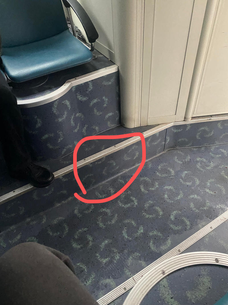 【好的服务是会让客户下意识的选择它】
早上公交，遇到一个很有趣的现象。
一位老人在缴费后选择座位，