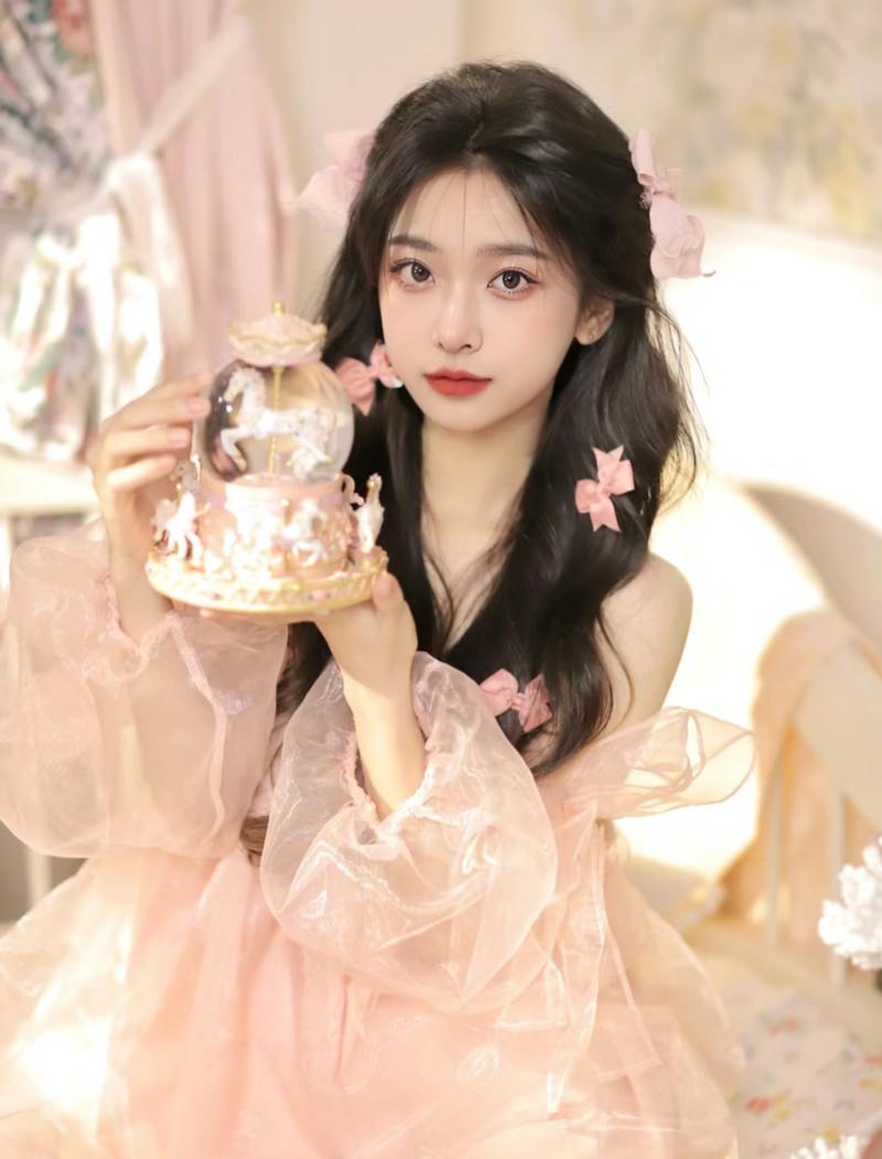 《完美还原！AI摄影教程，3个步骤让你实现写真自由！》
各位好，我是吴东子
AI摄影，就是用AI