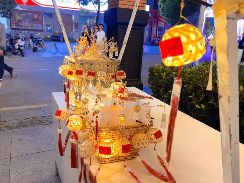 2023年的摆摊风口项目
最近开始尝试摆摊，之前其实也尝试过一次，卖网红小金鱼。实物非常好看，卖得