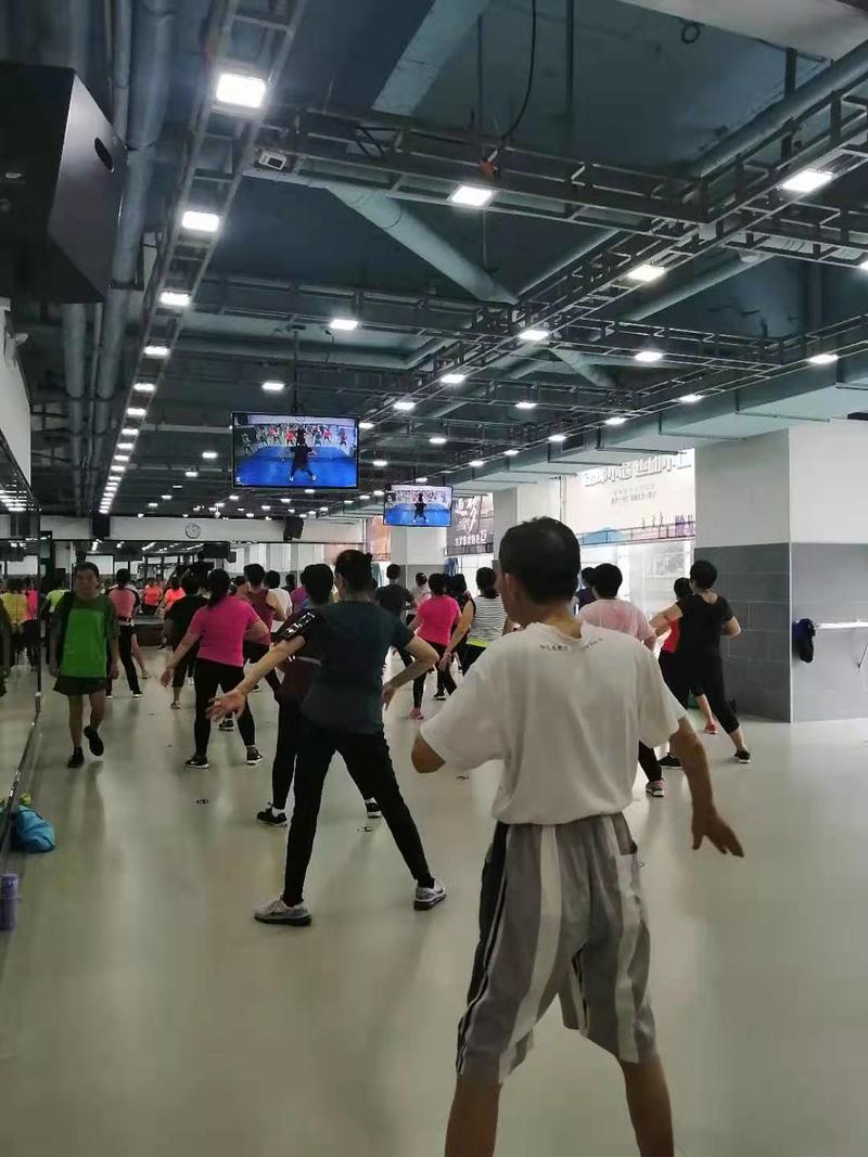 《靠“租柜+老人社交”屹立20年的健身房》 案例分享  
今天拆解一间位于老城区健身房的商业模式，