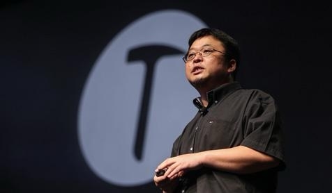 今晚集中看了罗永浩的单口相声，结合他的行为，我觉得他比99.99%中国在世的艺术家都牛逼。
他用现