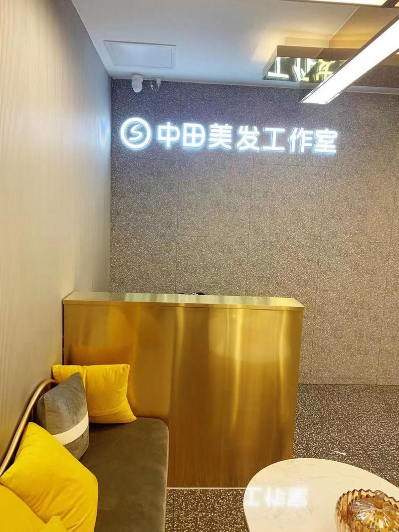 中田健身工作室的老板朱兴亮是奇人。
从所做的事业就看得出来——中田健身工作室是中国最大的健身工作室