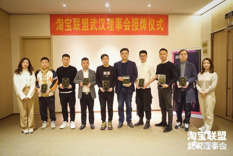 #第一桶金
大家好，我是老严，一名普通淘客，兼有淘客自媒体的属性，淘客圈子里写深度原创的不怎么多，