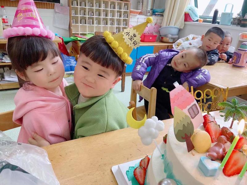 做本地私域私域思路分享：
蛋糕店与幼儿园老搞好关系 
故事起因：昨天愚人节，凑巧也是我儿子生日我。