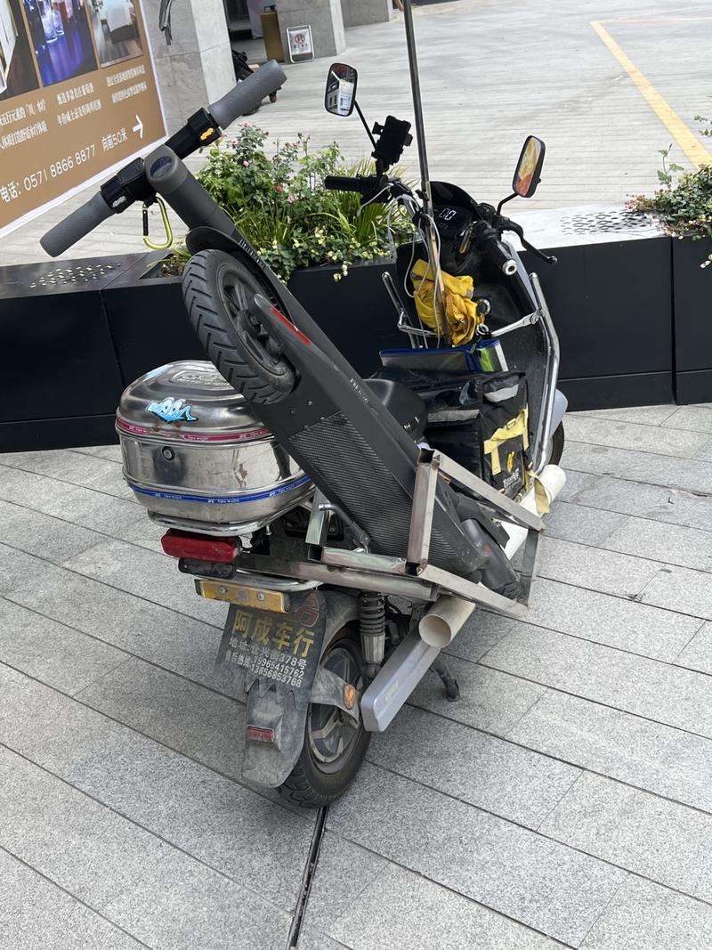 #日常观察
#一点启发
前几天在楼下看到外卖员的电瓶车上屯着一个小米平衡车,从路边到外卖柜要穿过小广