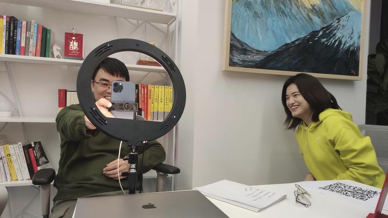 咳咳，介绍大家认识一下，图1就是生财有术现任主播凡凡同学，也是生财有术现任见面会主持人~
不知道这