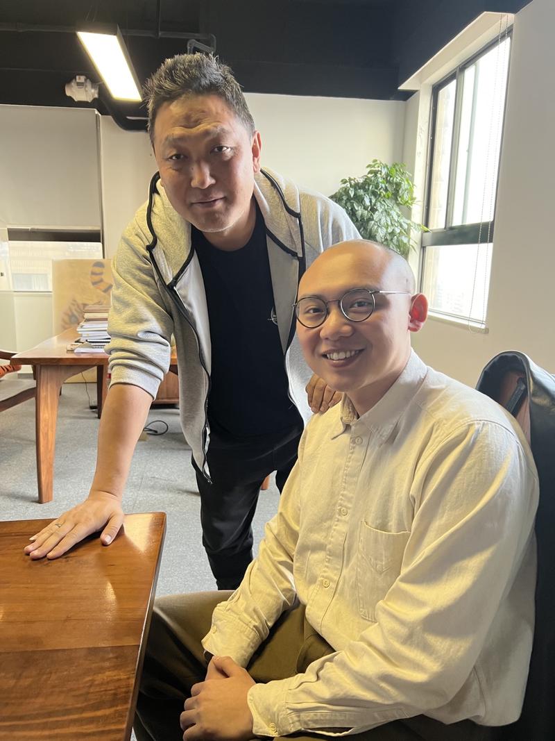 拜访钟薛高创始人林总,西北土地养育的彪悍体格,说话却很斯文,听人讲话时身体微微前倾,高大而绅士。