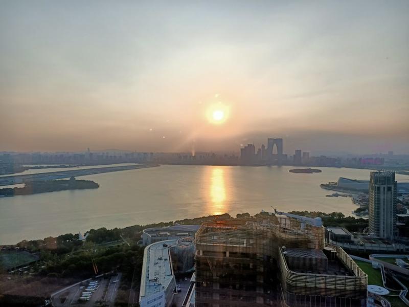 轻享  
小透明如何在社群里成长破圈
昨天在给一家直销公司的苏州团队做线下视频号创作培训，忙完了