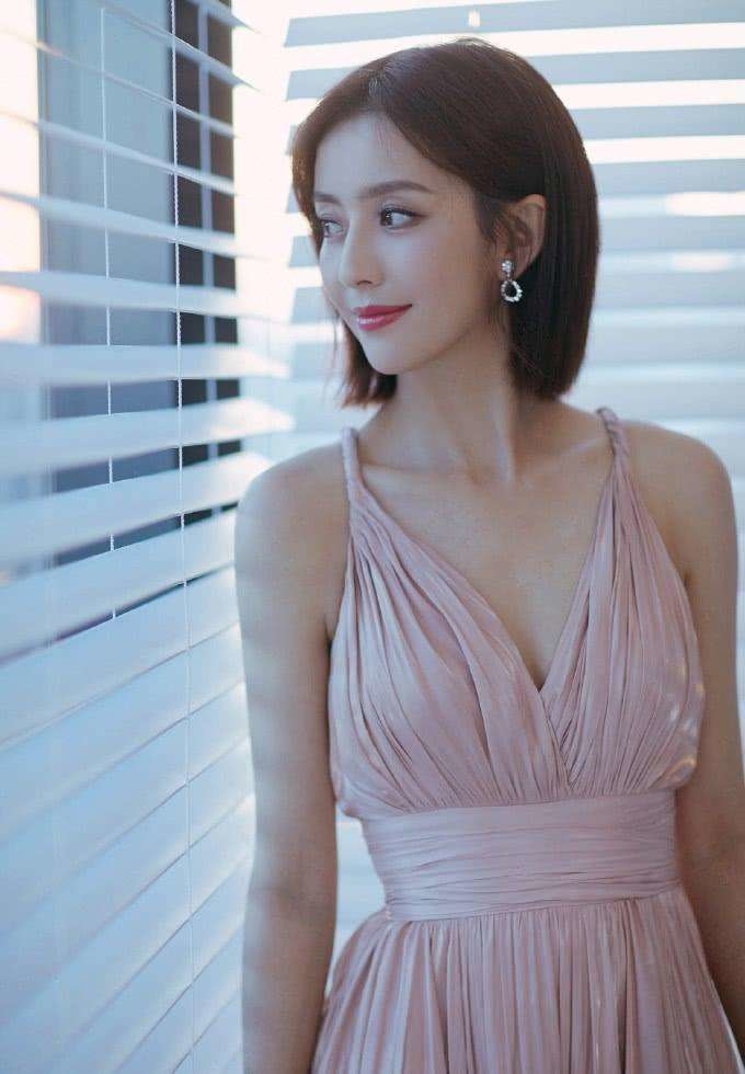 这次放假回家，了解到一位以前的同学在家里做电商，但是具体模式不清楚，听说盈利还可以。
我了解到的是