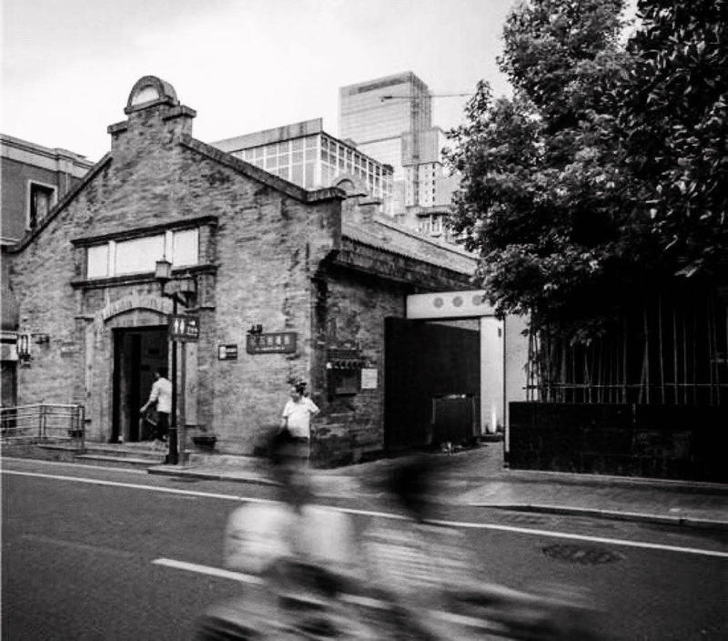 来成都讲课，主办方给订了太古里背后一个著名的民宿，在崇德里。其实我一直不太喜欢住民宿，今天早上突然知