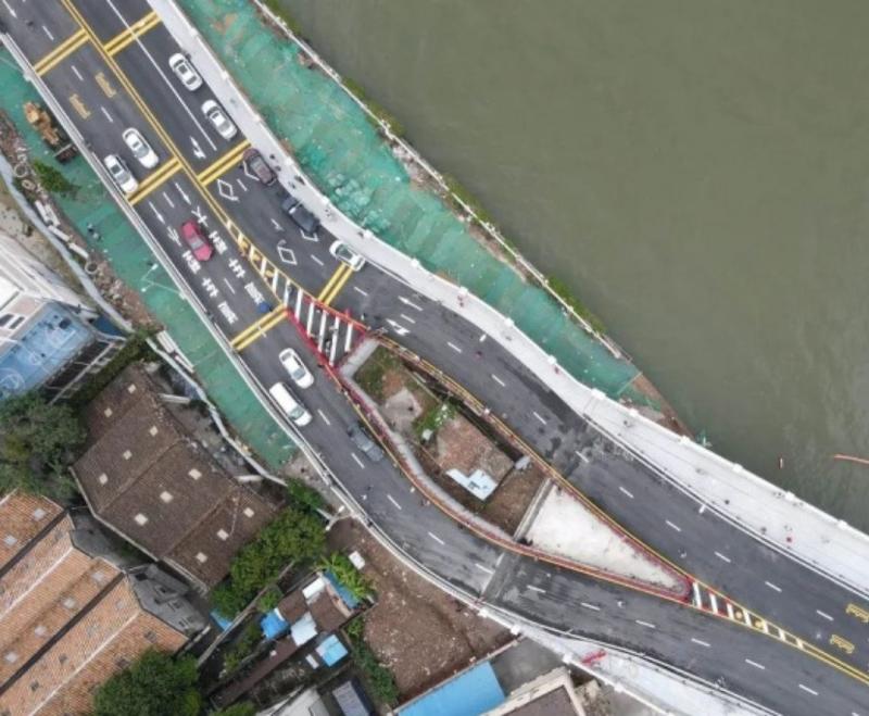 我在想，如果在这个房顶上竖一个广告牌可不可以，有没有法律风险？只是立在自己房子的房顶上[坏笑]
人