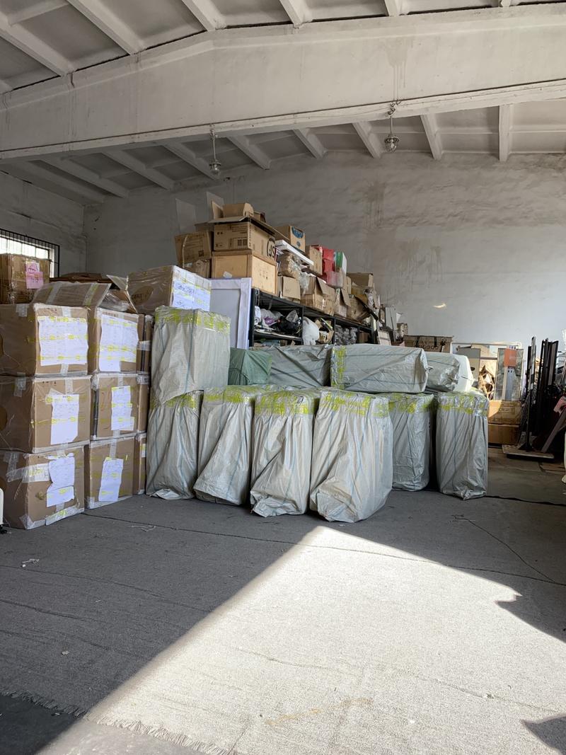 手里有一批库存女装，大概有上万件，品牌主要是红袖，库存时间在5年以上，（北方干燥，库存多年没有发霉泡