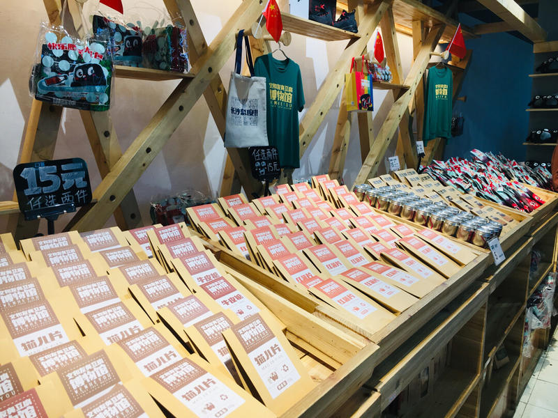 关于臭豆腐的一些思考
国庆放假去长沙玩了2天，吃了黑色经典和文和友，两个做臭豆腐的品牌。感觉文和友比