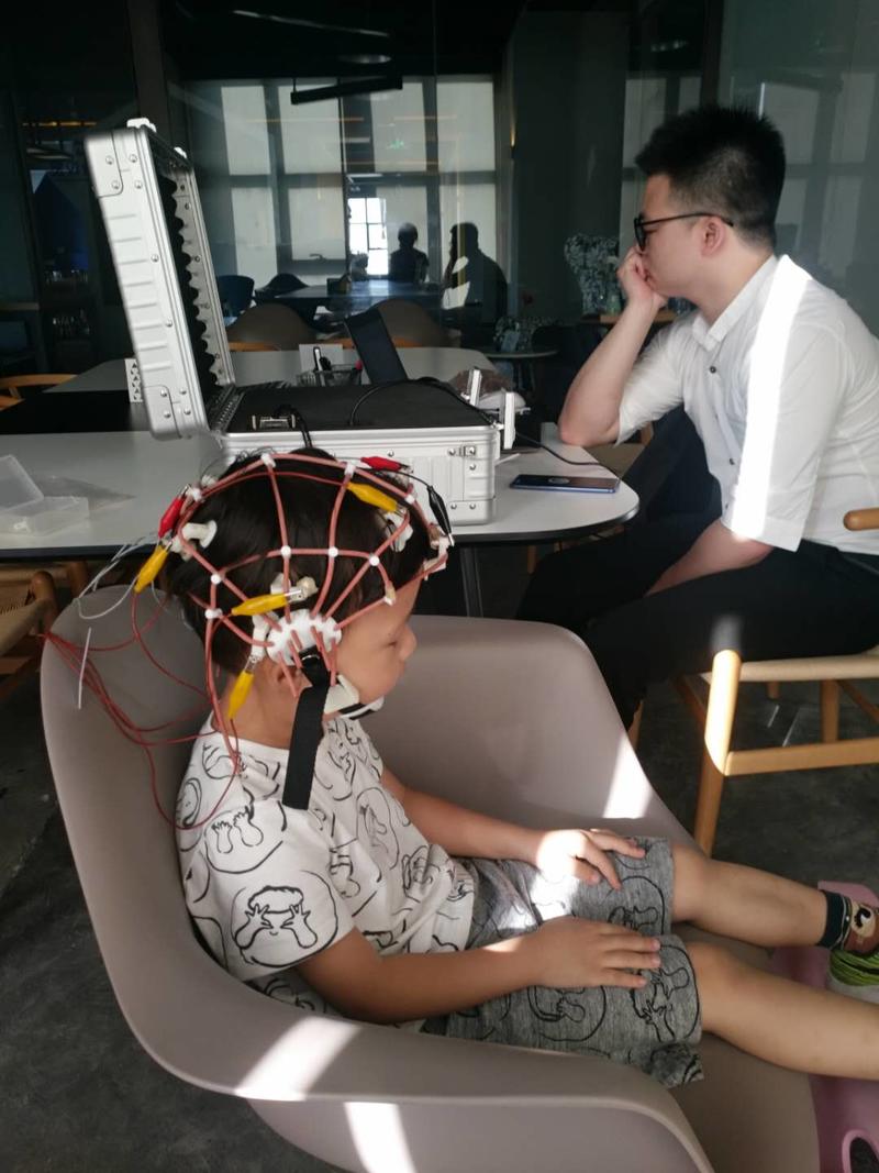 这个脑电波检测的产品是本地一个团队做的，可以给青少年做脑电波检测，识别脑区优势、脑力潜力和行为趋势等