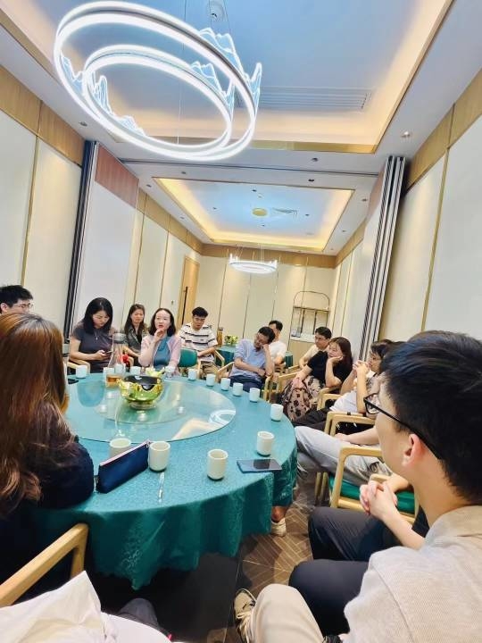 #第一次深圳线下组局之AI视频
​
​1⃣️第一次组局来了41个人，上周刚当嘉宾，感受到确实组局比当