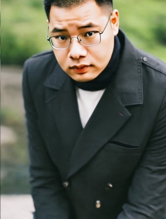 instantid 被我发掘出新的可玩性了！
跟着东子老师的 sop 实践插件换脸，昨天给一位男客