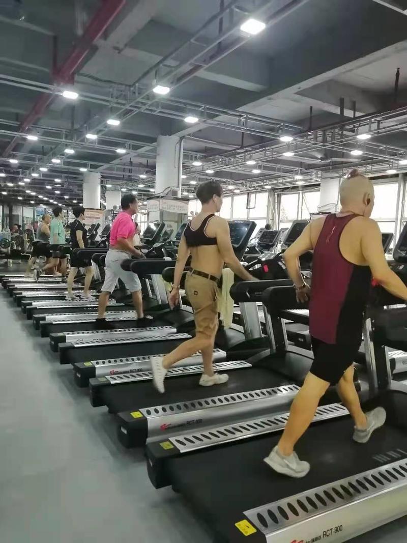 《靠“租柜+老人社交”屹立20年的健身房》 案例分享  
今天拆解一间位于老城区健身房的商业模式，