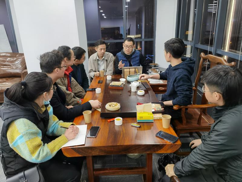 武汉生财夜话——不是作业的一次小涅槃
那天我们聊到了凌晨1:47。
大家聊得兴奋又投缘。
身边“大