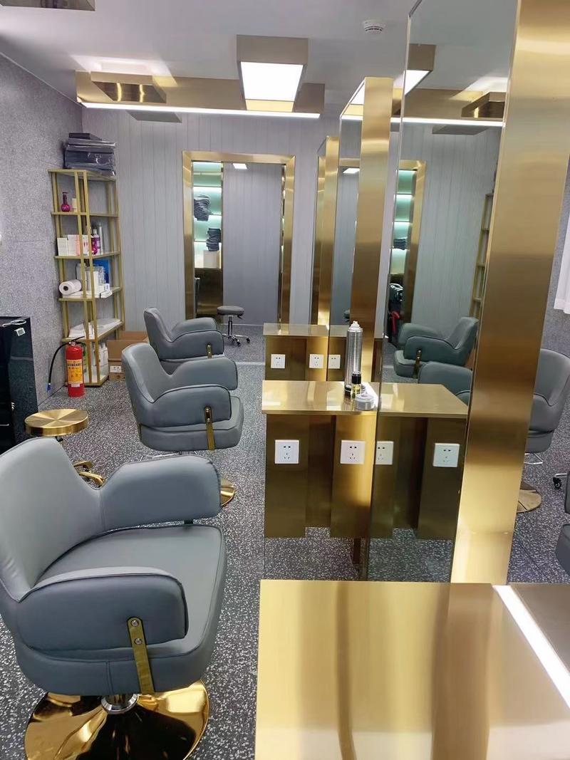 中田健身工作室的老板朱兴亮是奇人。
从所做的事业就看得出来——中田健身工作室是中国最大的健身工作室