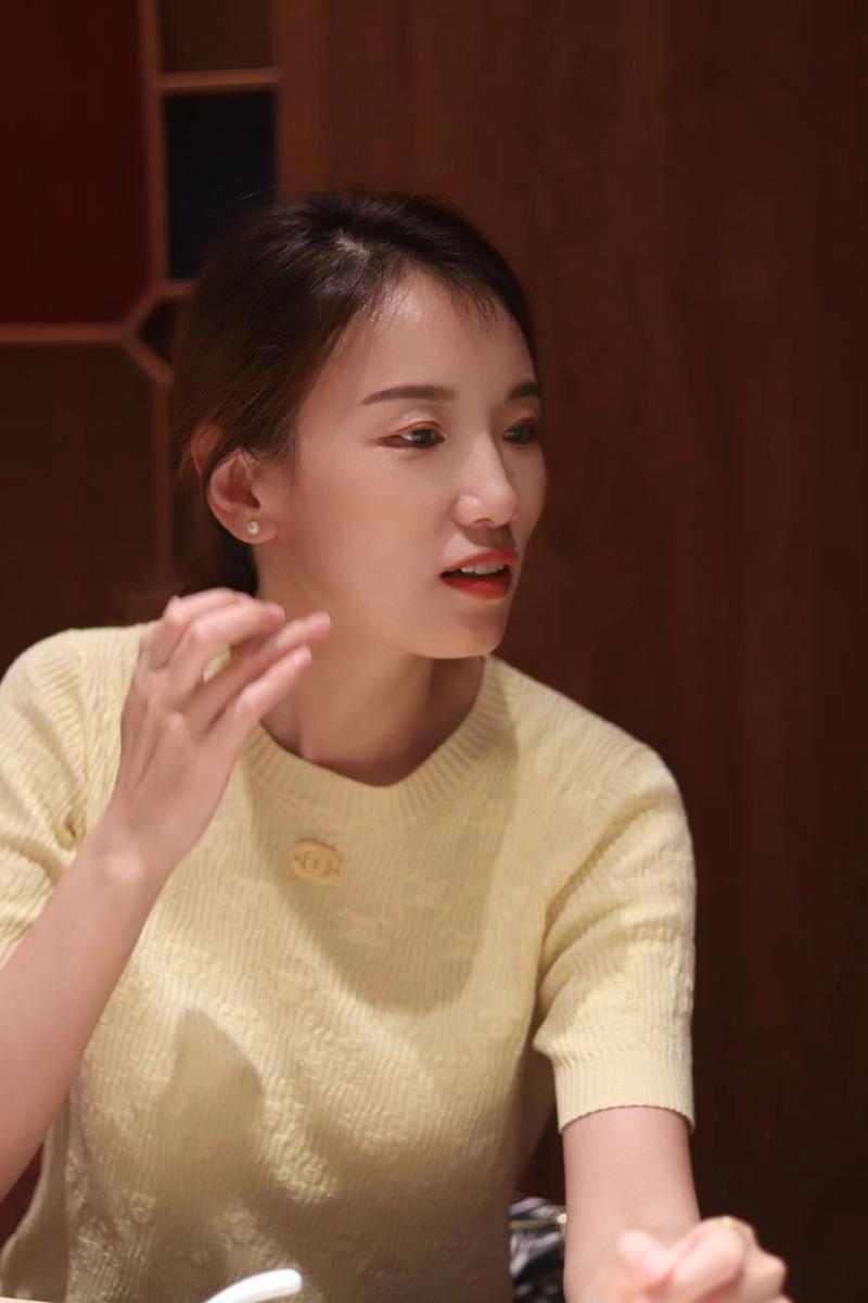 《一个从未做过销售的纯粹的HR，如何靠私域变现副业年纯利润达7位数》
我是莫掌柜，出生在豫西地区