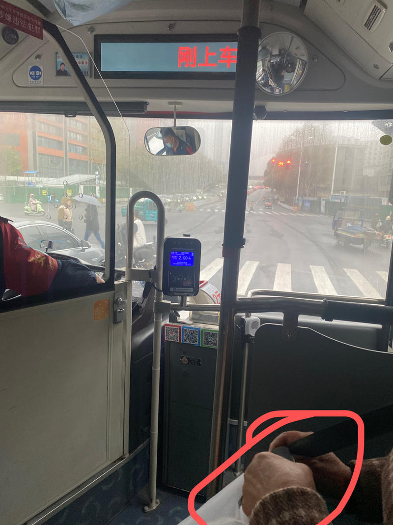 【好的服务是会让客户下意识的选择它】
早上公交，遇到一个很有趣的现象。
一位老人在缴费后选择座位，