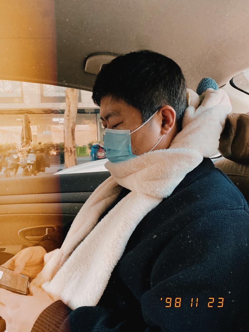 做一个公众人物，最痛苦最难受需要承担最大的风险是什么？
是对负面信息和评价的敏感。
这也是大多数