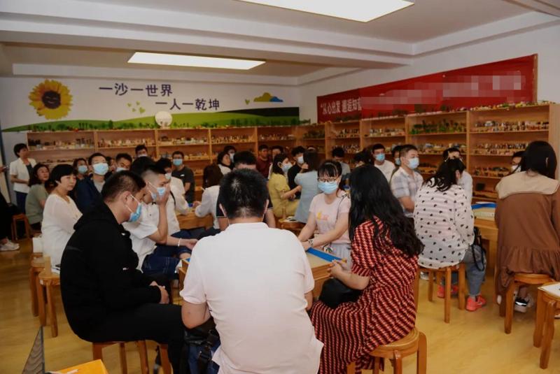 今天给大家说另一个区域相亲的思路
 
目前看到市面上很多同行，都是抖音、微信等相亲平台，线下牵线，拉
