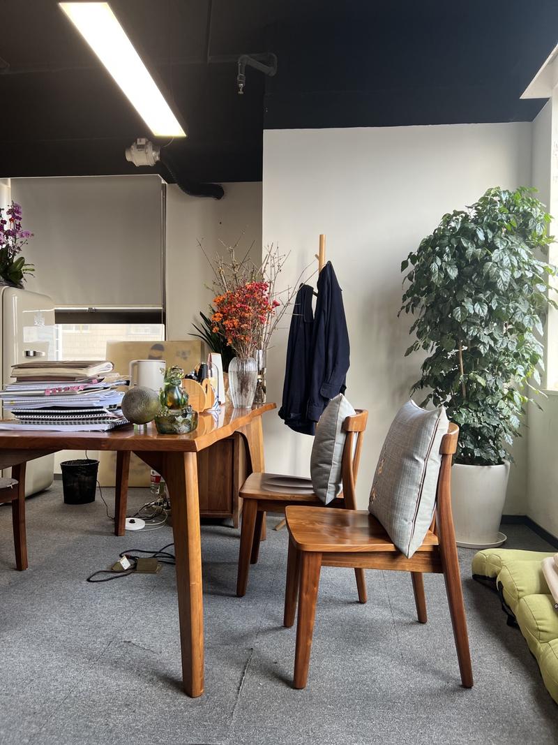 拜访钟薛高创始人林总,西北土地养育的彪悍体格,说话却很斯文,听人讲话时身体微微前倾,高大而绅士。