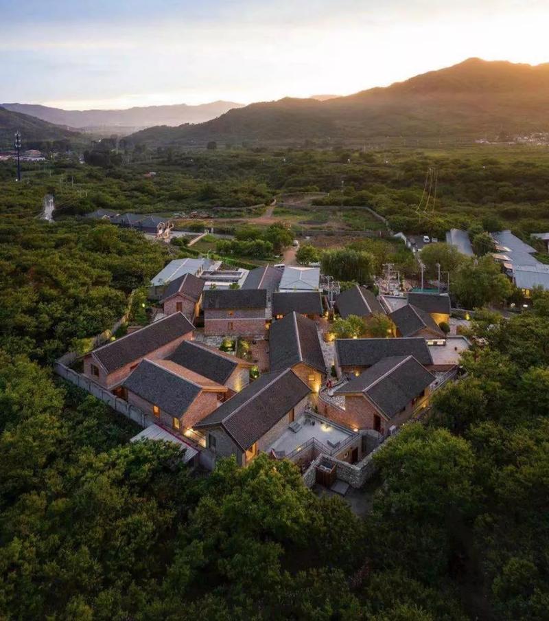 昨晚去长城脚下北沟村的三卅民宿以及瓦厂酒店拜访,三卅酒店原址是北沟废弃的煤气站,瓦厂酒店是古代琉璃瓦