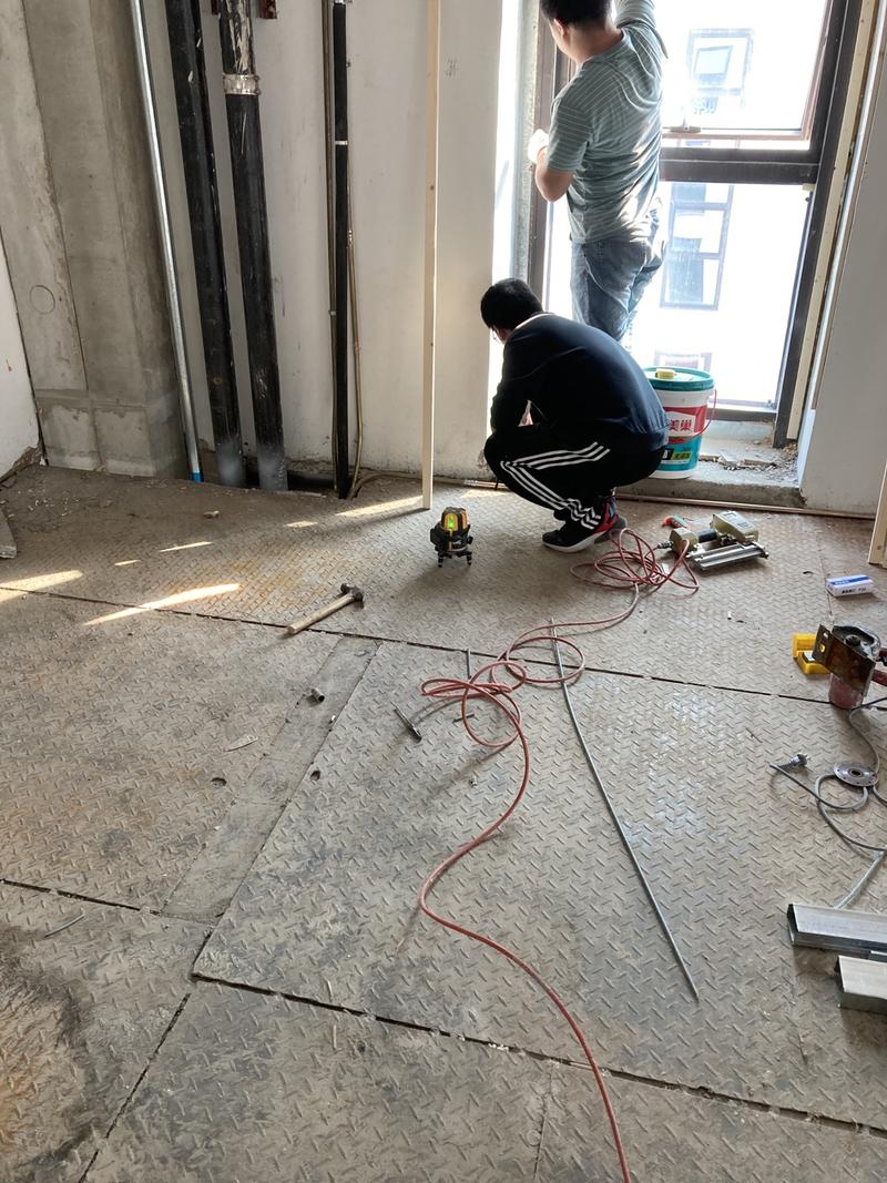 今天下午，去我的舞蹈室和装修师傅沟通一些细节。聊完后，我问他现在生意好做吗？你们是怎么找活的？他说基